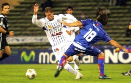 Caruso foi um dos vários jogadores que desperdiçaram chances para o Godoy Cruz