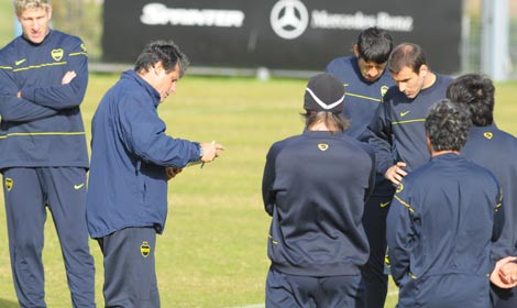 Alvez comandou o treino de hoje