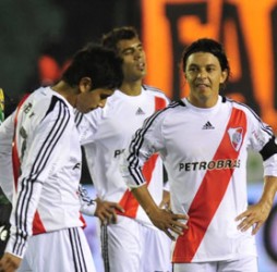 Os jogadores do River desolado após o segundo gol