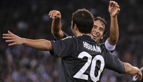 Higuaín recebe o abraço de Raul ao marcar o terceiro gol merengue