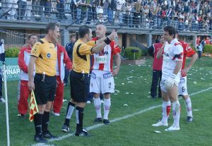 Jogadores do Instituto cercam o árbitro, após anulação do gol, na partida diante do Quilmes