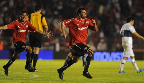 Tuzzio comemorando o gol salvador