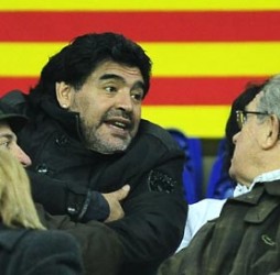 Maradona ficou apenas nas tribunas. Messi nem isso