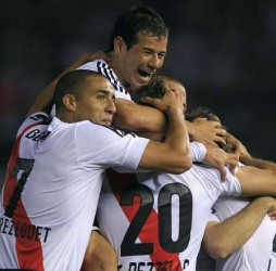 Jogadores do River comemoram um dos cinco gols da noite