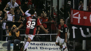 Maxi festeja o gol da vitória no 4 a 3 diante do Racing