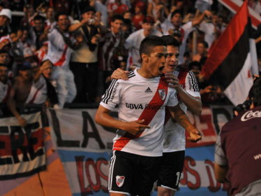 Lanzini comemora o primeiro gol da vitória sobre o Godoy Cruz