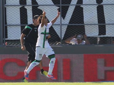 Osorio, nome do jogo, comemora um de seus três gols
