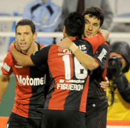 Scocco comemora o segundo gol leproso