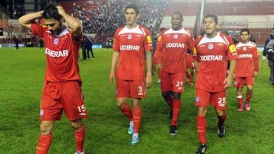 Jogadores do Argentinos deixam o campo depois da derrota para o Belgrano