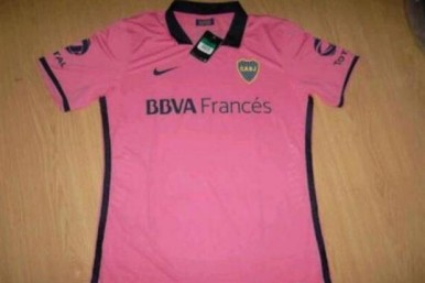 Modelo do que viria a ser o segundo uniforme 2013-2014