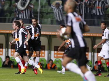 Bernard comemora o primeiro do Galo