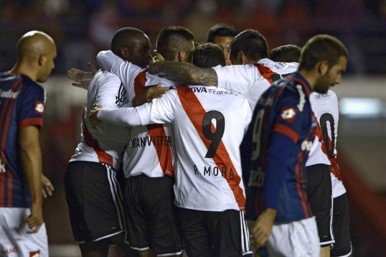 Jogadores do River comemoram o gol que deu a vitória diante do Ciclón