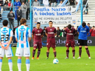 Em todos os jogos da segunda rodada se repeita um minuto de silêncio em memória das vítimas da explosão em Rosario