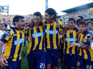 Loco Abreu entrou no final do jogo e depois comandou a festa dos jogadores do Central