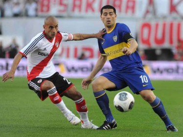 Boca vence e comanda a festa no Monumental