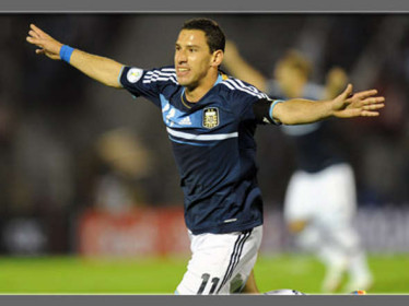 Maxi Rodriguez marcou dois gols, fez boa partida e está muito perto de mais um mundial