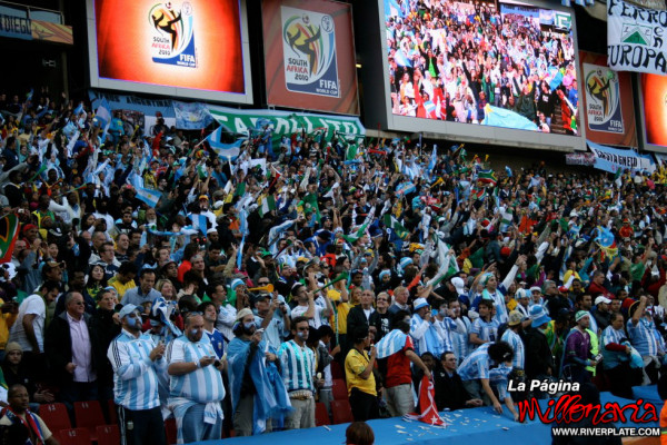 Torcida argentina que esteve em bom número na Copa 2010 deve estar pouco presente no Brasil