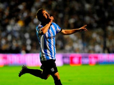 Vietto comemora o primeiro de seus dois gols na noite de La Plata