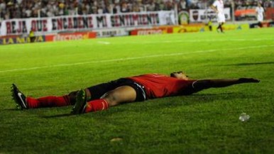 Vidal celebra o golaço que colocou o Independiente na zona de acesso