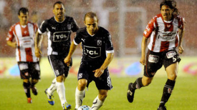 Zapata conduz a bola. Jogador marcou o primeiro gol do Independiente.
