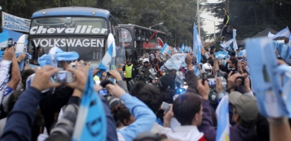 Na  capa, um registro do trajeto de despedida da Argentina para o Mundial 2010, na África