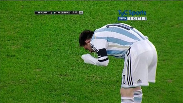 No começo do primeiro tempo, Messi acabou vomitando em campo