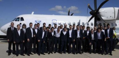 Jogadores do Vélez em trajes de gala para a viagem a Curitiba