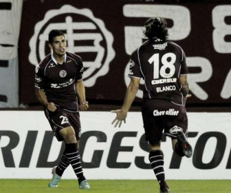 Benitez comemora o gol que quase deu a vitória ao Lanús