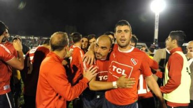 Jogadores do Independiente festejam a vitória. Mas não foi o bastante para voltar à zona de acesso