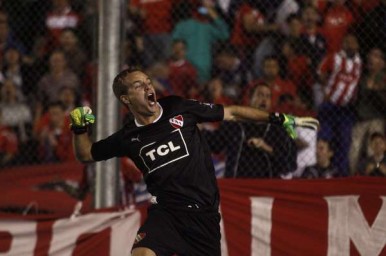 Goleiro Rodriguez comemora gol do Independiente, que não voltaria à elite se a B Nacioinal terminasse hoje