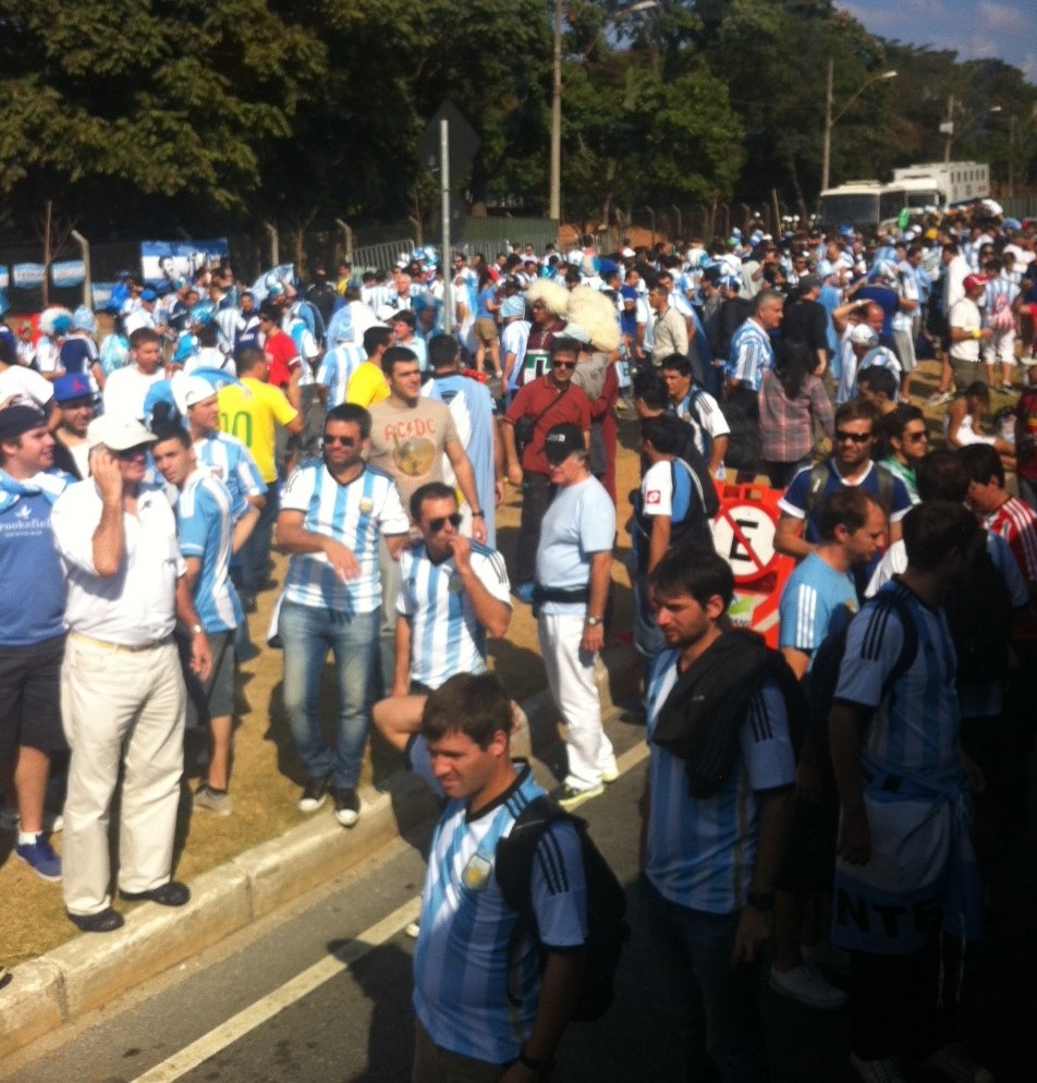 Argentinos tomam as ruas de Belo Horizonte antes do início da partida contra o Irã
