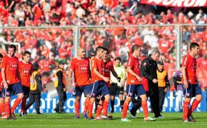 Independiente perdeu a chance de subir hoje, e terá de encarar um desempate contra o Huracán