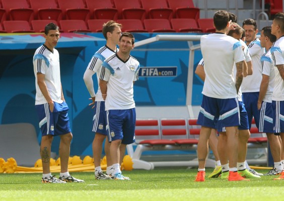 Seleção Argentina treinou no estádio Mané Garrincha na véspera da partida.  