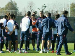 O técnico Paton Bauza conversa com os jogadores antes do treinamento