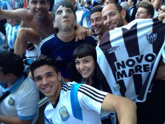 Filha de Titi Fernandez acompanhou a partida da Argentina contra a Suíça junto aos sparrings, ao lado de Gio Simeone. Foto: Twitter