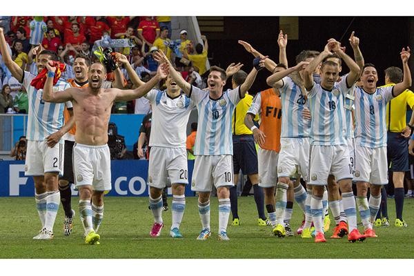 Zabaleta, sem camisa, comemorou a classificação com os jogadores argentinos para as semifinais. 