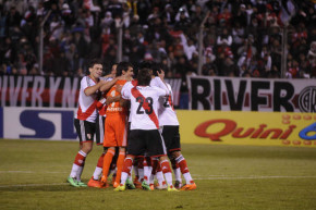 Jogadores do River Plate celebram a classificação contra o Ferro na disputa de pênaltis
