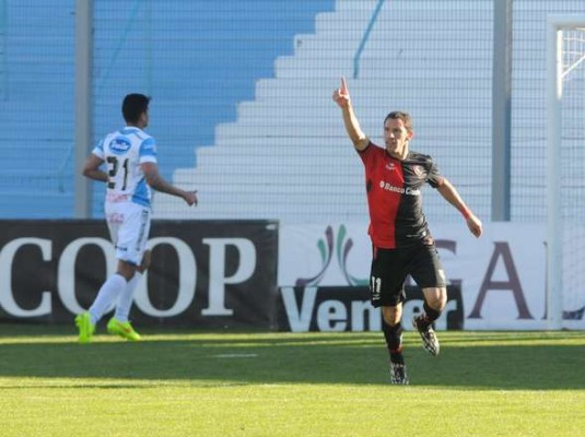 Maxi Rodríguez comemora primeiro gol do Newell's, mas deixou o campo lesionado, com dores musculares. 