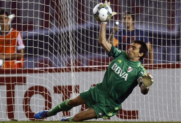 Barovero pegou o pênalti de Gigliotti logo aos três minutos de jogo. Torcida comemorou como um gol. 