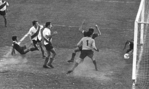 Desempate de 1968: a mão na bola de Gallo inacreditavelmente não percebida pelo árbitro Guillermo Nimo