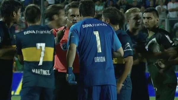 Goleiro Orión foi o destaque negativo da partida, após entrada que fraturou o atacante Carlos Bueno. Foto: Olé