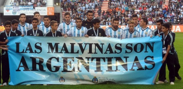 07jun2014---selecao-argentina-posa-com-banner-com-mensagem-as-malvinas-sao-argentinas-antes-de-amistoso-contra-a-eslovenia-em-la-plata-1402254776805_615x300