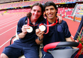 Messi e Aguero comemoram a medalha olímpica em 2008