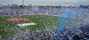 Hinchada do Atlético de Tucumán em festa após ver seu time assumindo a liderança