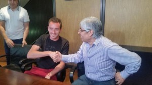 Ao lado do presidente Moyano, Mancuello se despede do Independiente em entrevista coletiva
