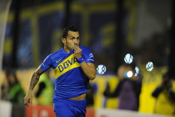 Tevez-besa-escudo_OLEIMA20160506_0004_28