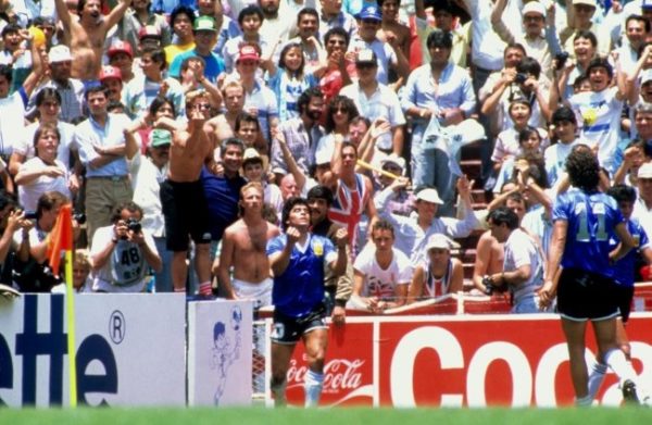Maradona completando a cara de pau do gol de mão ao comemorar em frente aos ingleses. O "fuck you" deles nunca se comparará a um "chupame la verga la concha de tu madre"...