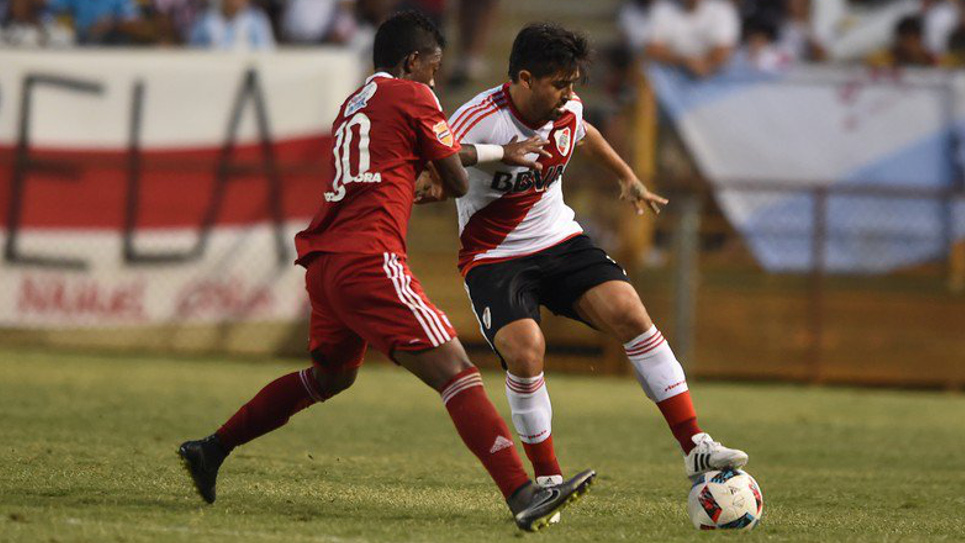 Angulo, autor de belo gol de falta, marcando Milton Casco.