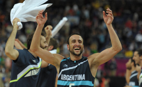 JJOO2012 Télam Londres 08/08/2012 Emanuel Ginobili festeja, al finalizar el partido, el triunfo obtenido por La Generación Dorada sobre Brasil por diferencia de 82-77, pasando con este resultado a la final donde buscará obtener la medalla de oro, del torneo de los Juegos Olímpicos de Londres 2012. Foto Alejandro Belvedere/enviado especial/Télam/aa