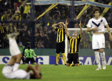 velez-fundidos-penarol-festejan-liniers_oleima20110603_0001_3